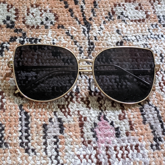 Oversized Gold Frame Sunglasses - Picture 2 of 4